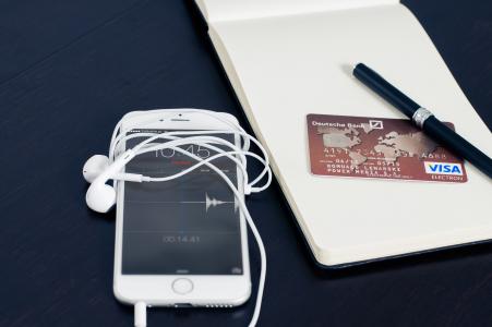 银, iphone, earpods, 旁边, 签证, 信用, 卡