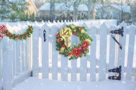 在栅栏上的圣诞花环, 栅栏, 雪, 冬天, 圣诞节, 花环, 装饰