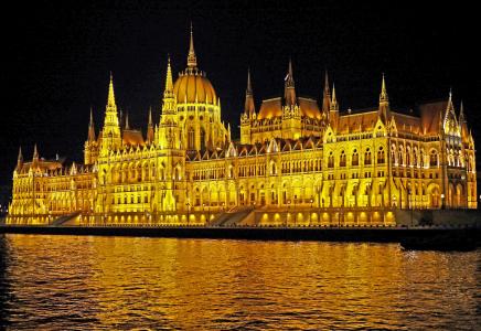 在晚上的布达佩斯, 议会在晚上, 船舶通行, 通过, 照明, 照明, 镜像