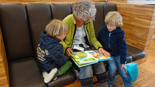 阅读, 奶奶, 祖母, 孙子, 仔细, 语言发展, 图书馆