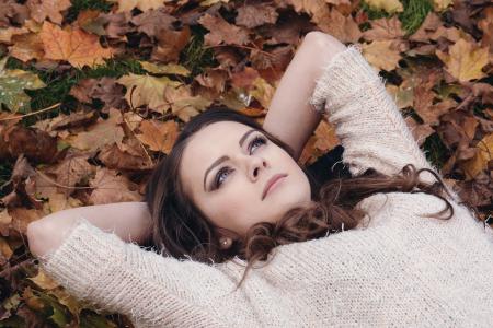 漂亮女孩, 在公园里, 躺在树叶上, 秋天的肖像, 浪漫, 公园, 感觉