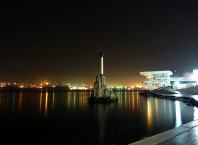 塞瓦斯托波尔, 纪念碑, 被破坏的船, 港口, 晚上, 照明, 反思