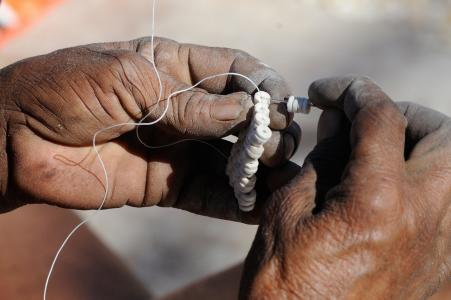 博茨瓦纳, 珠宝首饰, 工艺, 传统, 鸵鸟蛋的壳, 手镯, 人类的手