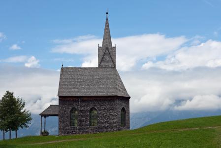 教堂, 山教会, 木材, 金属瓦, 塔尖, 草甸, 云彩