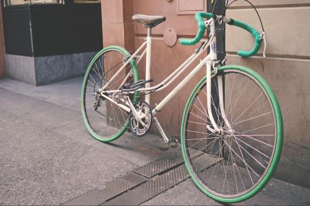 白色, 绿色, 道路, 别, 自行车, 自行车, 墙上