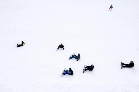 人, 滑雪板, 坐, 雪, 白天, 冬天, 白色