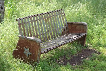 古色古香的长椅上, 板凳, 公园的长椅上, 生锈的长椅上, 草, 没有人, 白天