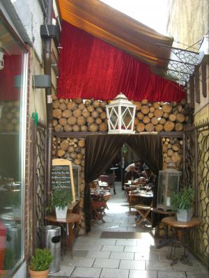 后院咖啡厅, 输入, 窗帘, 红色, 木材, 餐桌, 椅子