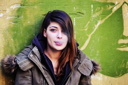 吸烟的女孩靠在墙上, 女孩画像, 炫彩户外场景, 人, 墙上, 女人, 女孩