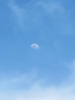 月亮的一天, 天空, 云彩