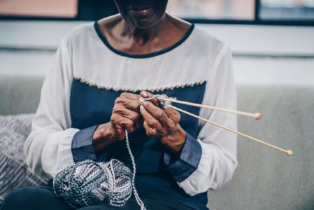 老年妇女编织