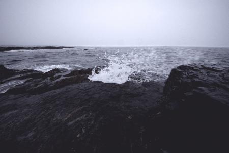 灰度, 照片, 海洋, 水, 溅, 海边, 岩石