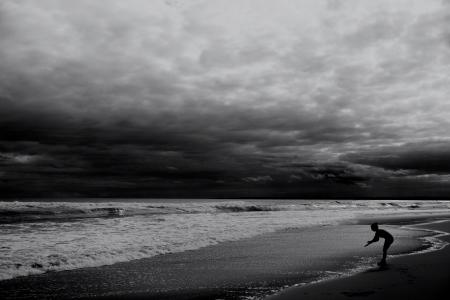 海滩, 黑白, 孩子, 自然, 海洋, 户外, 阴云密布