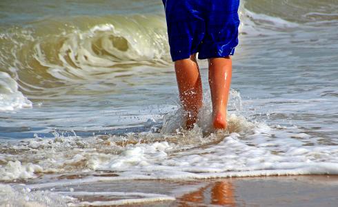 双脚, 双腿, 沙子, 水, 波, 去, 喷雾