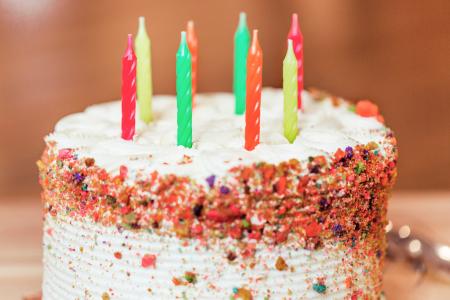 在蛋糕的生日蜡烛