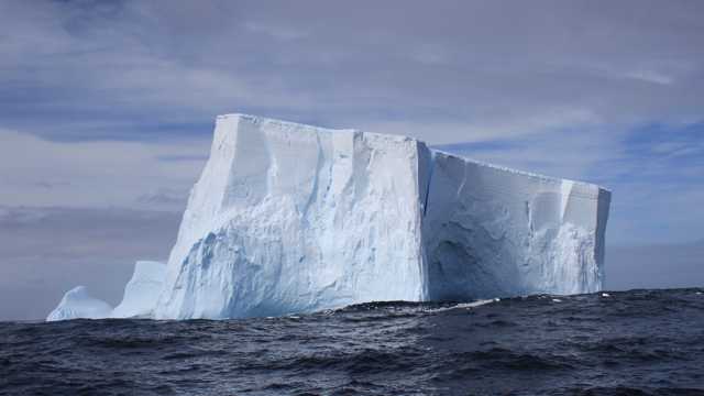 海里巍峨的冰山景色图片