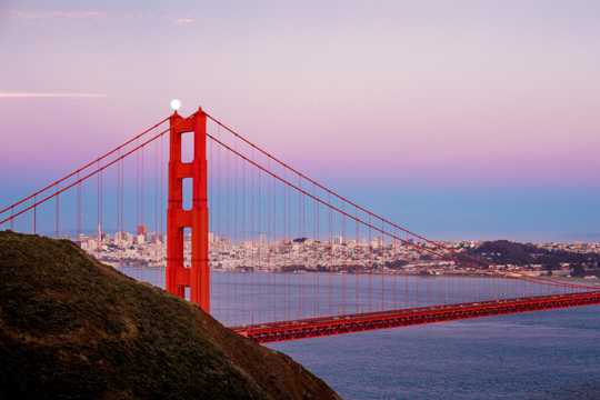美国加利福尼亚浩大的金门大桥建筑景象图片