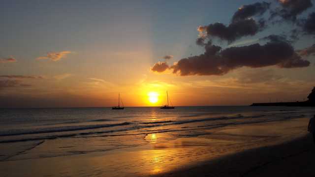 海滨黄昏残阳余晖图片