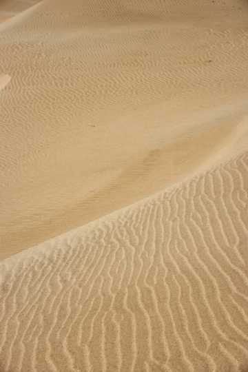 荒芜沙漠戈壁景象图片