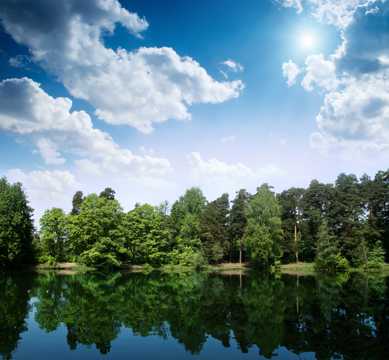 蓝天云层绿树江河图片
