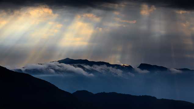 四川大瓦山云朵自然风光图片