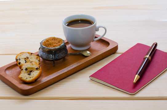 咖啡甜品和笔记本图片