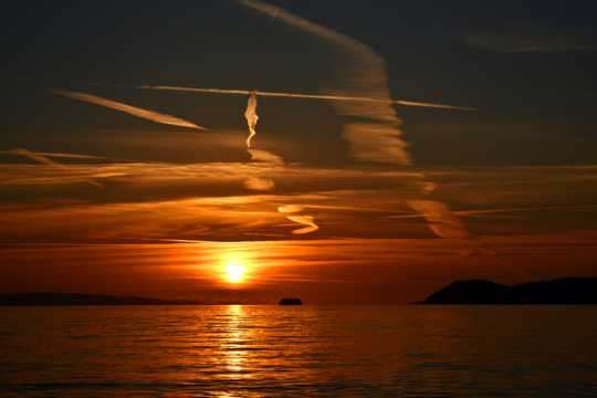 海平面夕照残阳景观图片