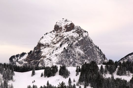 冬日阿尔卑斯雪山景观图片
