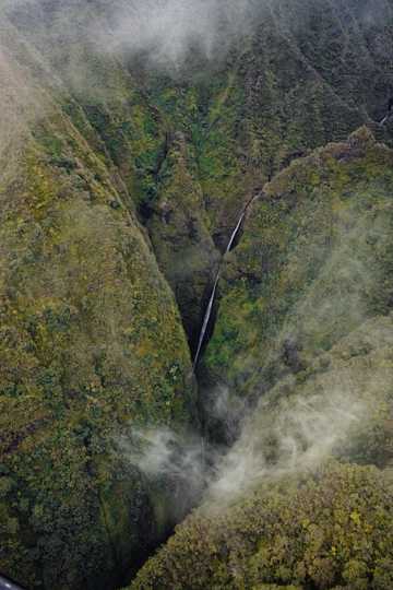 深山绿色峡谷图片