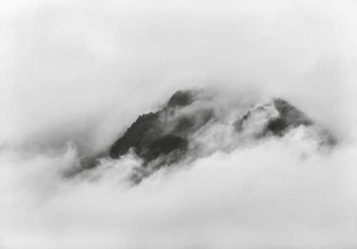山间薄雾景色图片