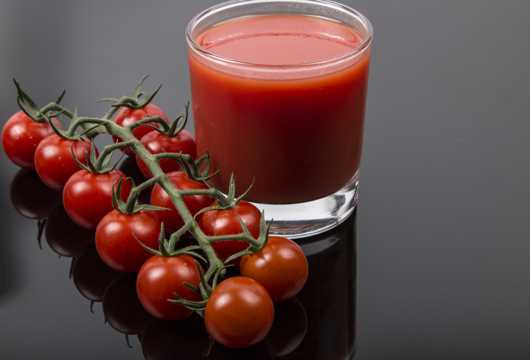 新鲜有机西红柿和西红柿汁图片