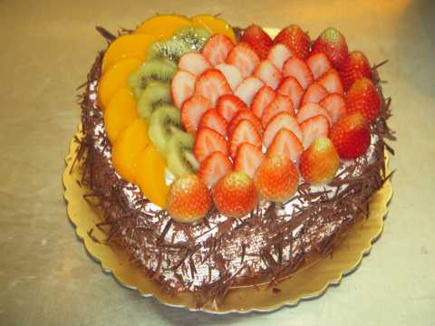 入口即化的水果奶油蛋糕图片