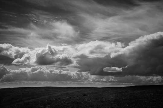 低空云团黑白景色图片