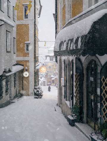 冬天欧洲街巷雪景图片