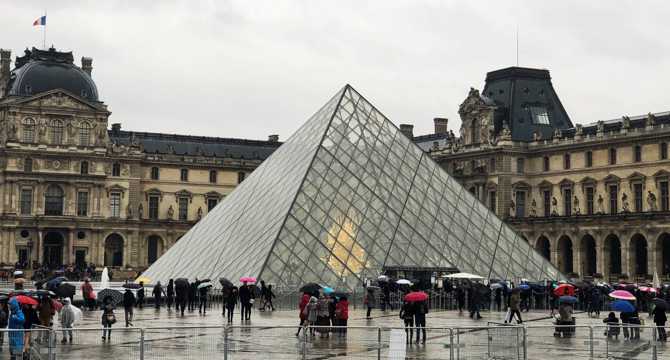 法国巴黎卢浮宫建筑自然风光图片