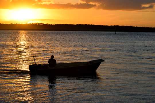 海上日落渔船图片