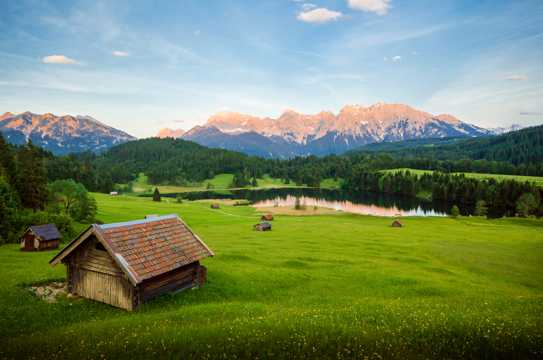 瑞士阿尔卑斯山上的小房子乡村景色图片