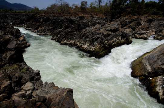 老挝湄公河瀑布景色图片