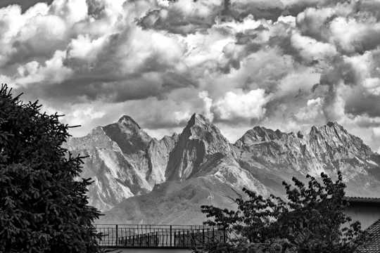 阿尔卑斯雪山黑白图片