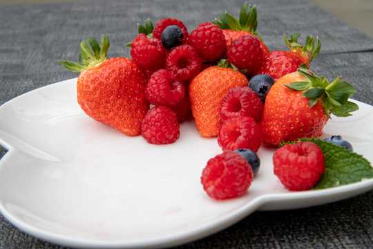 草莓树莓水果图片