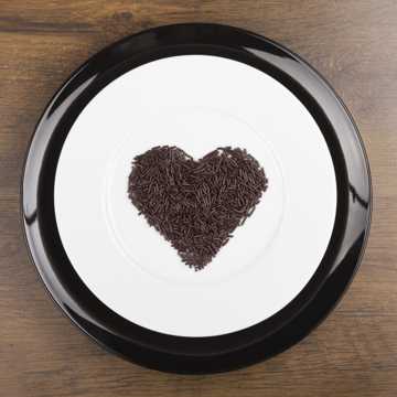 盘子里的心形巧克力图片