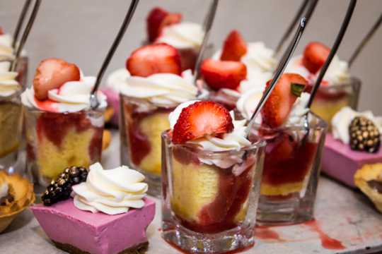 草莓冰激凌甜品图片