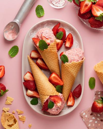 草莓冰淇淋甜筒